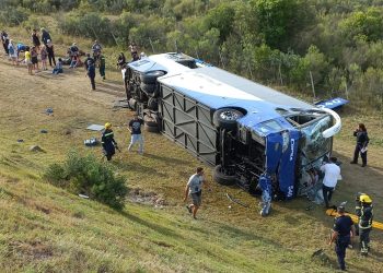 Fiscalía ordenó pericias para determinar causas en vuelco del ómnibus