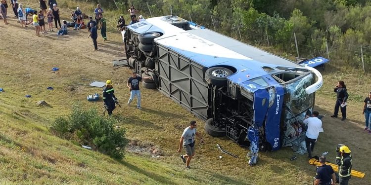 Fiscalía ordenó pericias para determinar causas en vuelco del ómnibus