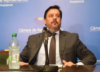 Segunda renuncia por título que no apareció; se fue Adrián Peña de Medio Ambiente