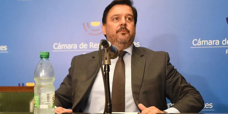 Segunda renuncia por título que no apareció; se fue Adrián Peña de Medio Ambiente