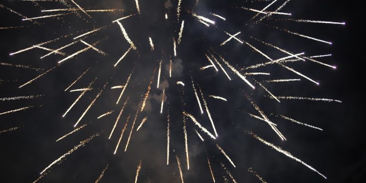 Cierre de temporada en Piriápolis con fuegos artificiales y carnaval