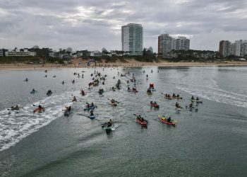 Más de 400 participantes unieron en kayak la Gorriti con Playa Deportiva