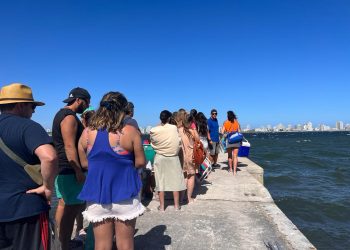 Miles de turistas llegan cada verano a La Isla Gorriti