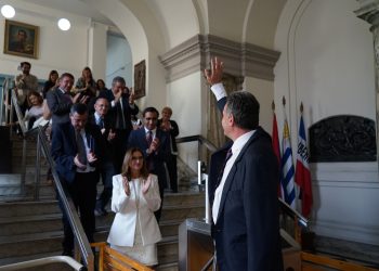 Con aplausos hasta la puerta del Ministerio, Daniel Salinas dejó el cargo y asumió Karina Rando