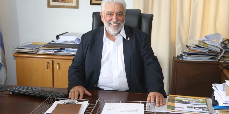 Intendente interino Pígola saluda a funcionarios en su día y destaca compromiso de la administración y de todos ellos