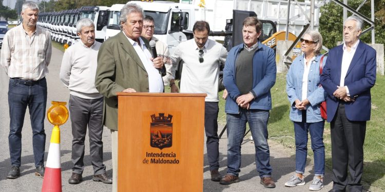Antía destacó al presentar inversión en maquinaria que es del pueblo de Maldonado y para trabajar