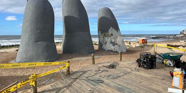 Restauran escultura La Mano en Punta del Este