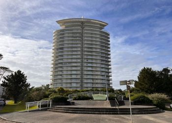 Dos hombres fueron formalizados por el robo en un edificio en Punta del Este