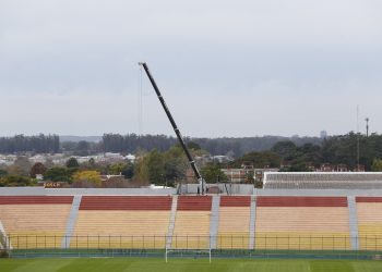 Avanzan trabajos en el Estadio Domingo Burgueño Miguel para la colocación de nueva pantalla