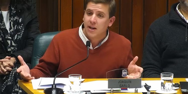 Frente Amplio cuestiona demora en pago de montos para becas y situación en la educación pública