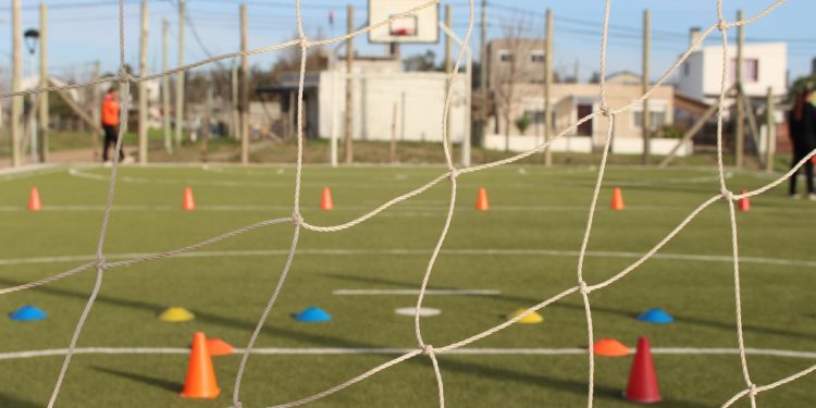 La IDM crea 15 canchas de césped sintético, fomentando el deporte para niños y jóvenes del departamento