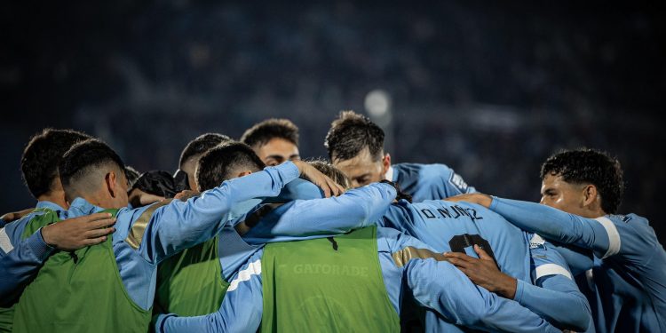 Con una gran presentación futbolística Uruguay debutó con victoria ante la Selección de Chile en Eliminatorias para la Copa Mundial FIFA de 2026