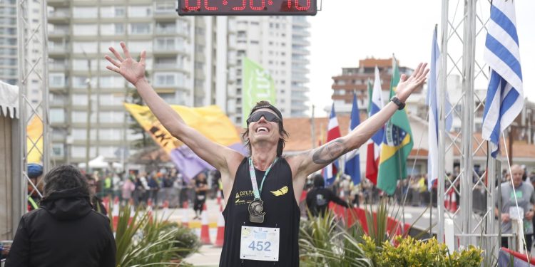 Carlos Eduardo Weber es el ganador de la Maratón Internacional de Punta del Este en la categoría 42K