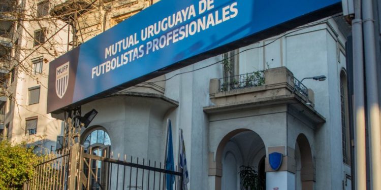 Tercer fin de semana sin futbol uruguayo que continua en conflicto