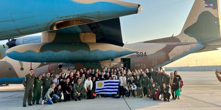 Arrivó el Hércules a Madrid con los primeros uruguayos repatriados de Israel