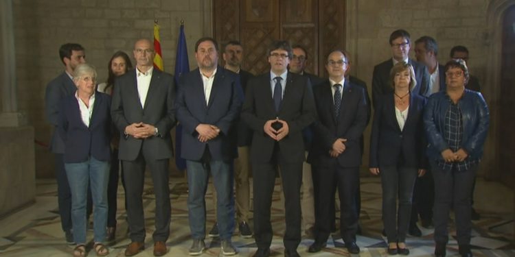 Miles de personas protestan en España contra amnistía independentista catalana
