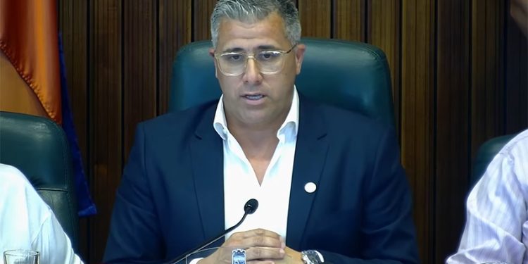 Correa deja presidencia resaltando gestión y fustigando al FA