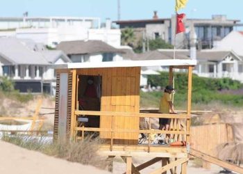 Guardavidas solicitan a la población que respeten las advertencias en la costa de Maldonado