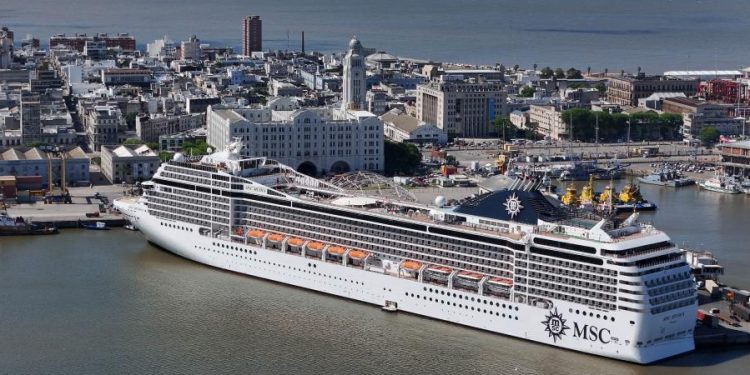 Crucero MSC Musica atraca en el puerto de Montevideo