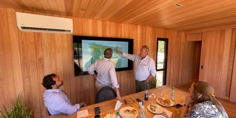 Enrique Antía visitó las obras del proyecto inmobiliario Distrito 52