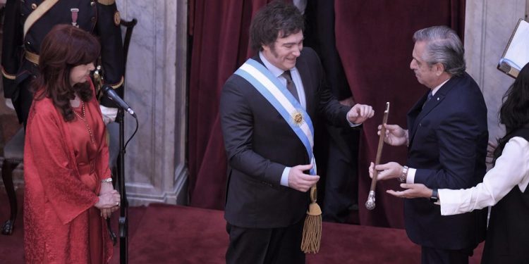 Asumió Milei, anunció fuerte ajuste, shock y claro mensaje a quienes protesten: “El que corta calles no cobra”