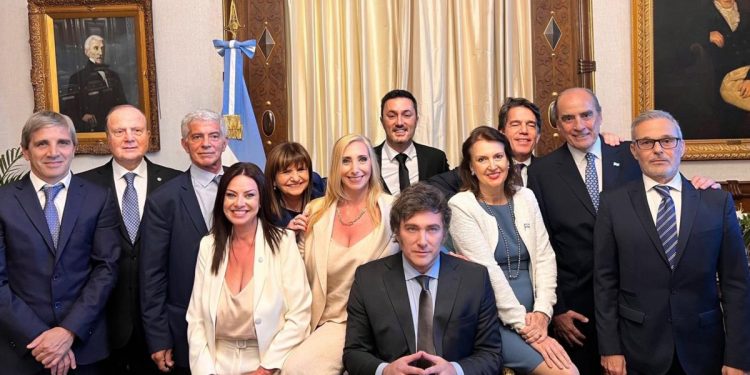 Milei firmó decreto que reduce a la mitad el número de ministerios en Argentina