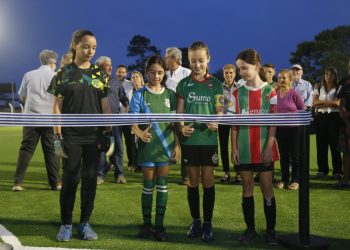 Fomentando el deporte como herramienta social, inauguraron cancha de césped sintético en la Loma