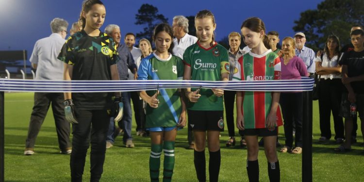 Fomentando el deporte como herramienta social, inauguraron cancha de césped sintético en la Loma