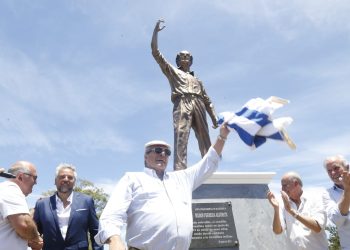 Monumento de Wilson, mirando hacia el horizonte, por donde se fue al exilio, quedó inaugurado en Maldonado