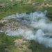 Bomberos trabajan para extinguir incendio en Cerro el Tirol, contiguo al Pan de Azúcar