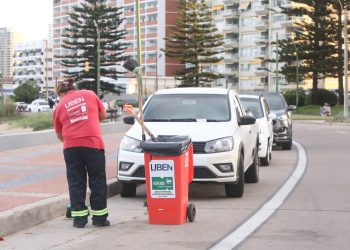 Operativo limpieza: 15 toneladas solo en faja costera de Punta del Este, Maldonado y La Barra fueron levantadas en la madrugada