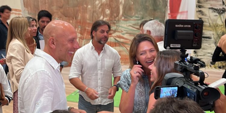 Lacalle Pou asistió a la inauguración de un espacio de arte en José Ignacio