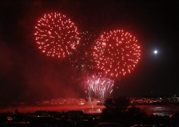Cientos de personas acompañaron la primera gala de luces 2024