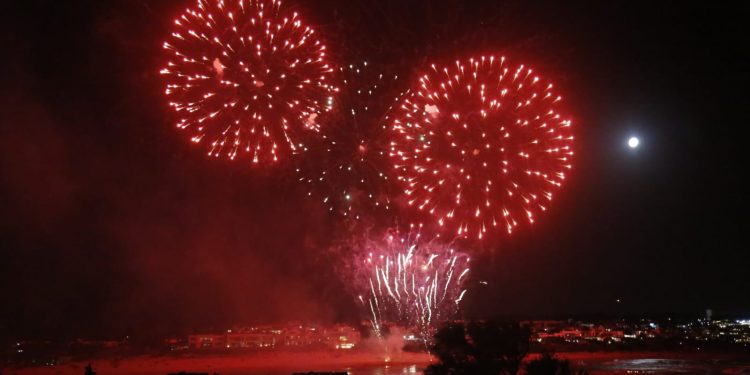 Cientos de personas acompañaron la primera gala de luces 2024