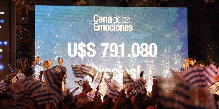 Cena de las Emociones recaudó U$S 791.080 y coronó el evento con un show de drones sobre Playa Mansa