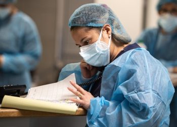 El jefe de la OMS insta a volver a los tapabocas por el Covid