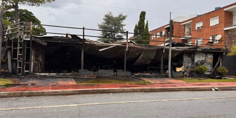 Investigan el origen del incendio que consumió una conocida verdulería y frutería de Maldonado