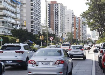 ¿Extranjeros podrían pagar multas de tránsito al salir del país?