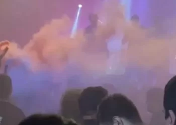 A casi 20 años de Cromañón, encendieron una bengala durante un recital en un boliche cerrado en Bs.As.