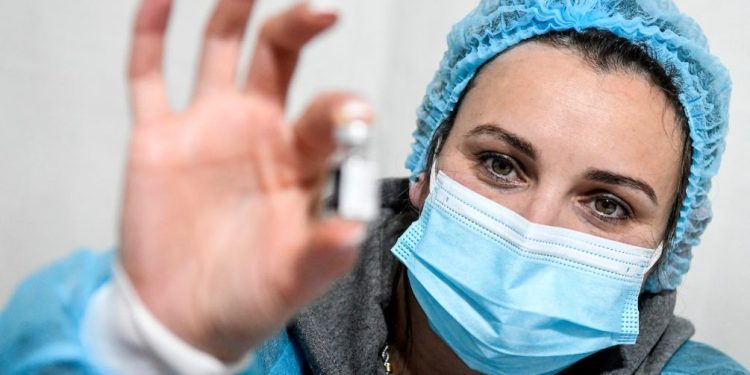 Covid: desde este miércoles pueden vacunarse mayores de 50 con comorbilidades