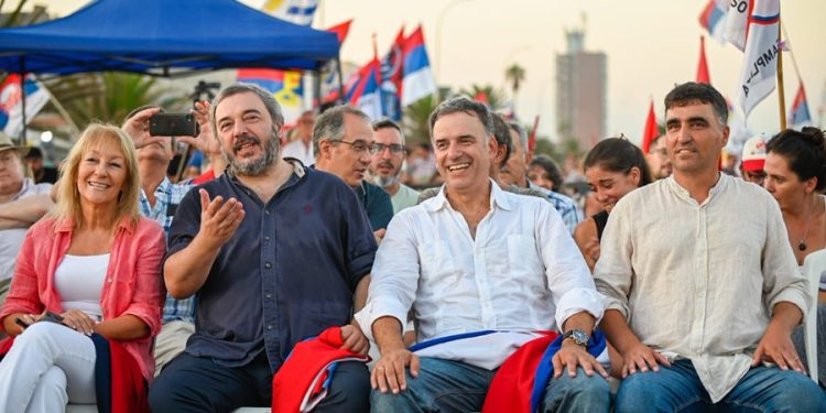 Con la mira puesta en cambiar la realidad, críticas a Delgado y al Gobierno, FA arrancó la campaña