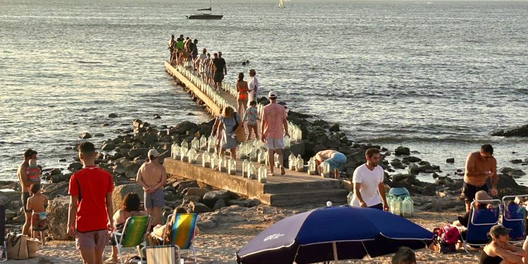 Vecinos encendieron velas para recordar que salvaron el muelle Mailhos