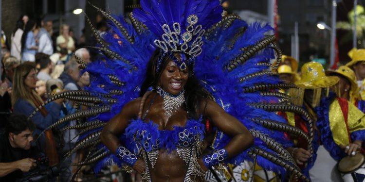 Samba y candombe en la Avenida Gorlero