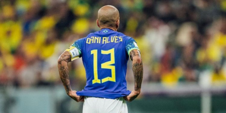 Condenaron al futbolista Dani Alves a 4 años y medio de prisión por abuso sexual