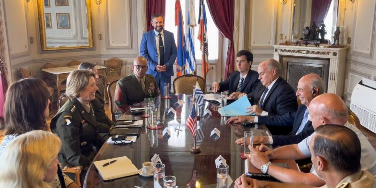 García y gral. Richardson negaron versión sobre bases; ministro la calificó de «mentira serial y contumaz»