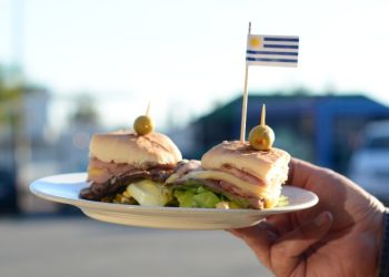 Insisten en que el chivito uruguayo sea declarado Patrimonio Intangible Nacional