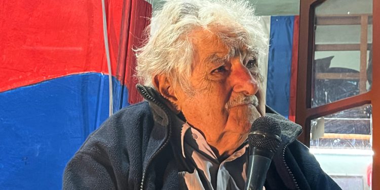 Si el presidente es del FA, Mujica le pedirá que done de su salario a un programa de vivienda