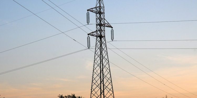 Unos 45.000 servicios eléctricos permanecen interrumpidos, informa UTE