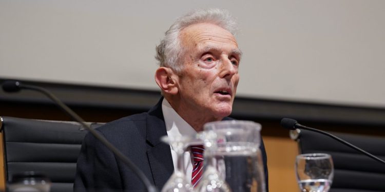 Peter Burke dió cátedra en el Aula Magna de la FIC