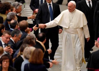 Polémica en la Iglesia: varios sacerdotes piden rezar para que el Papa «vaya al cielo cuanto antes»